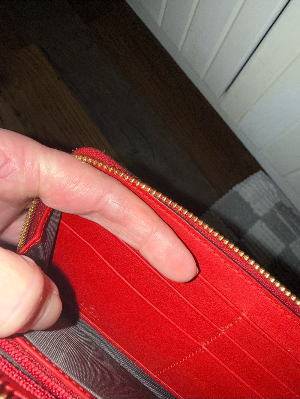 Gucci Red Zip-Around Wallet - Picture 10 of 11